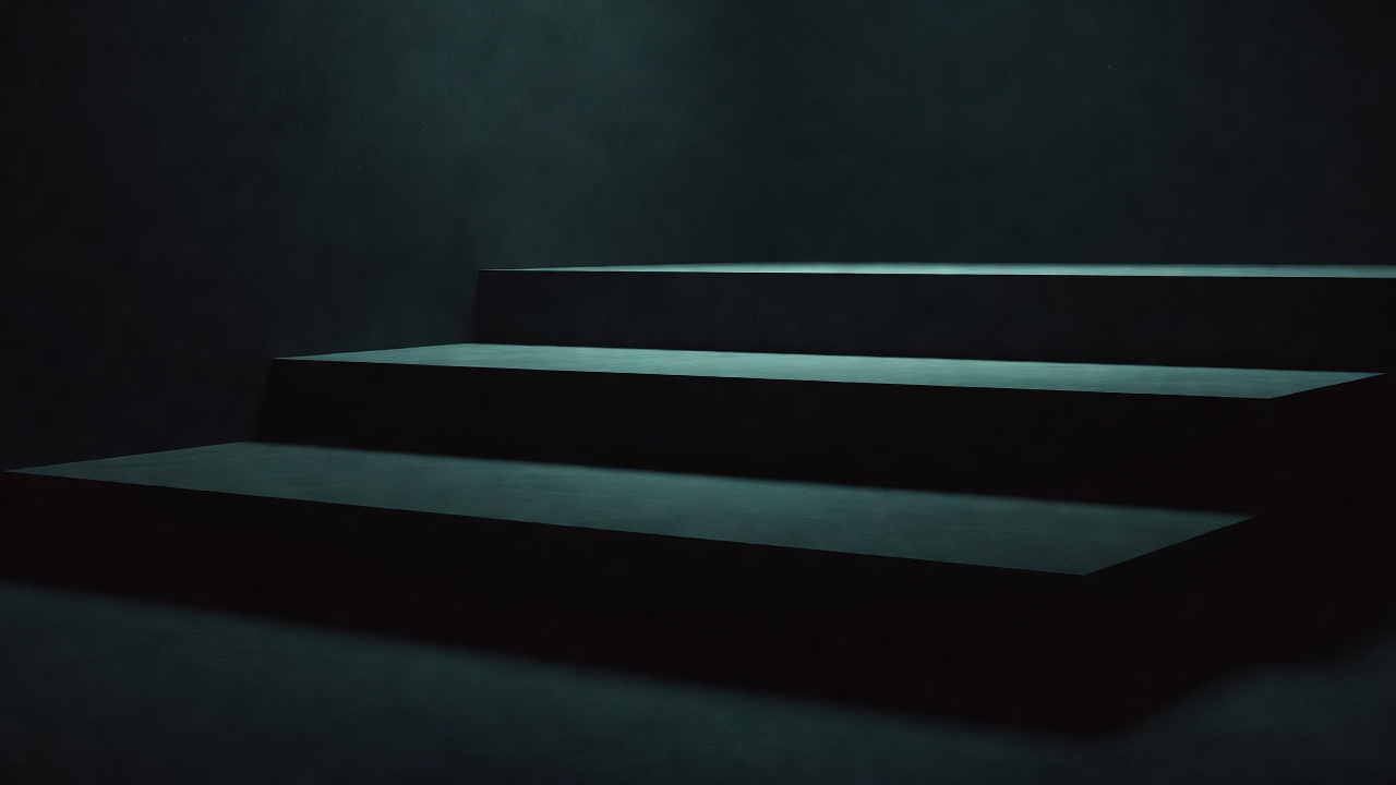 Três degraus largos de pedra escura subindo na penumbra, cada um mais iluminado que o anterior por uma luz fria vinda de cima — os três níveis de usar a ferramenta, subindo.